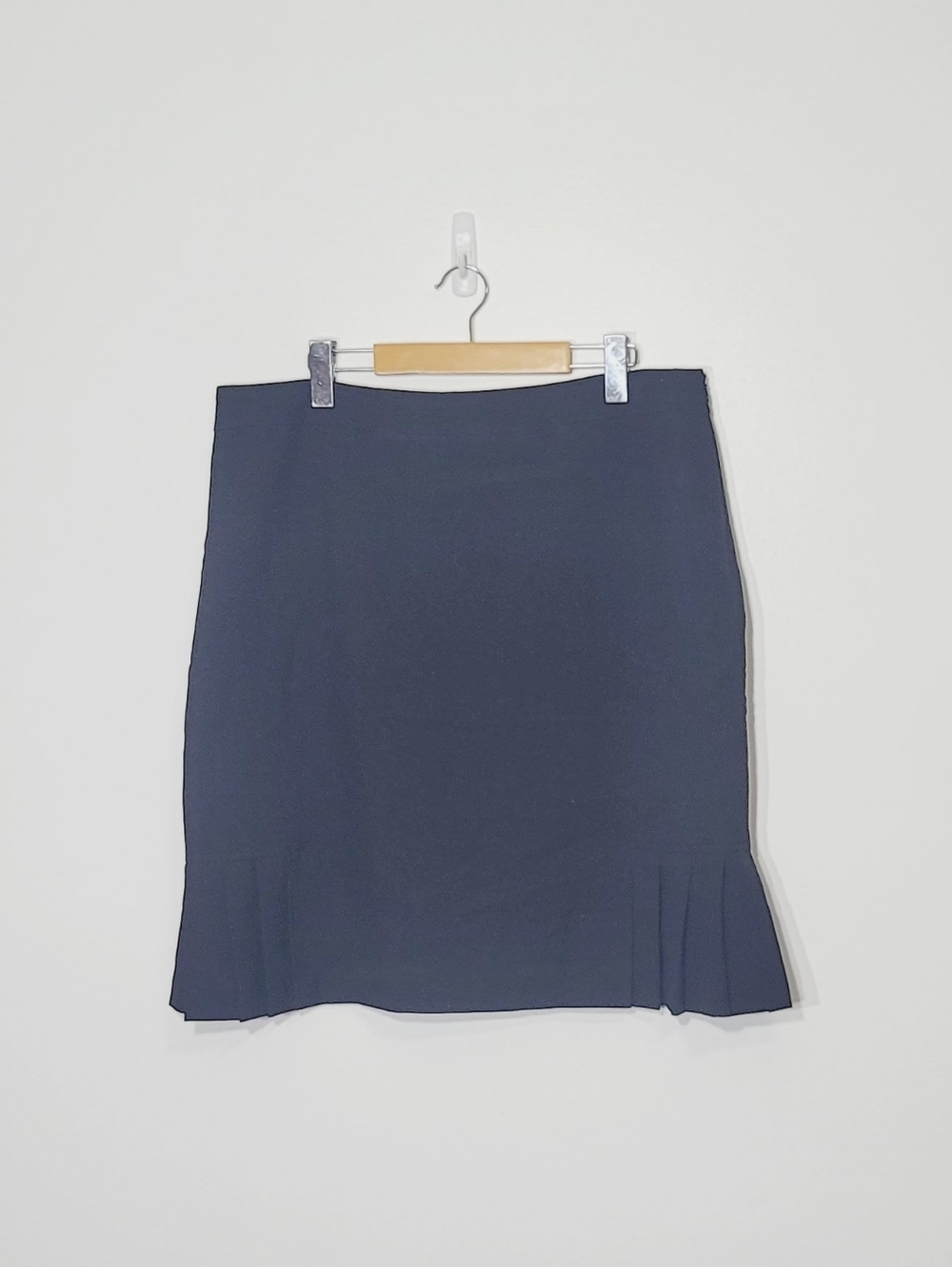 Tahari Black Pleated Sides Zipper Side Classic Business Casual Short Skirt Sz 14